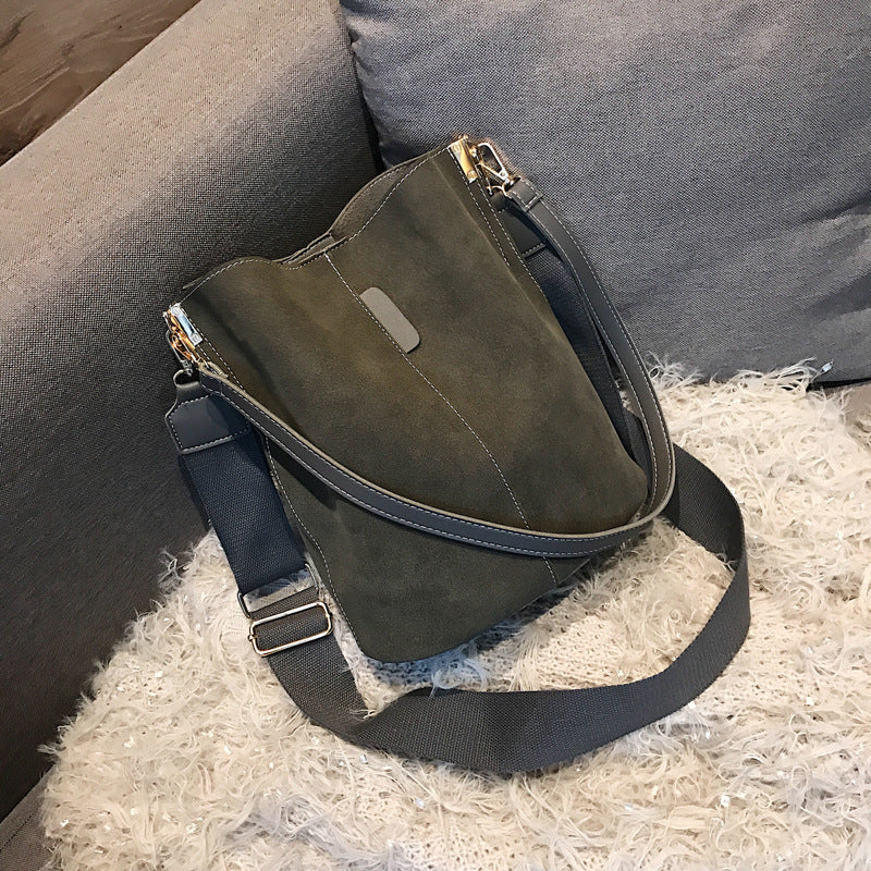 Sac fourre tout bandoulière type seau pour femme