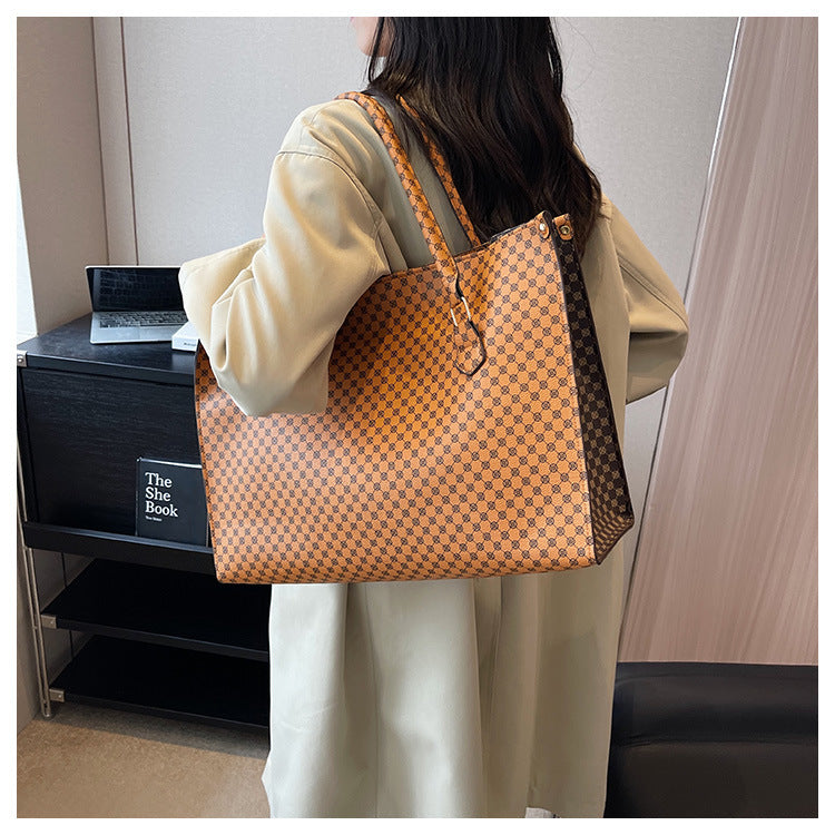 Sac fourre tout bandoulière tendance motif damier pour femme