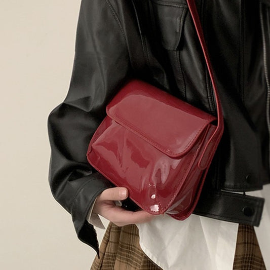 Sac à main type bandoulière noir ou rouge brillant à la mode pour femmes