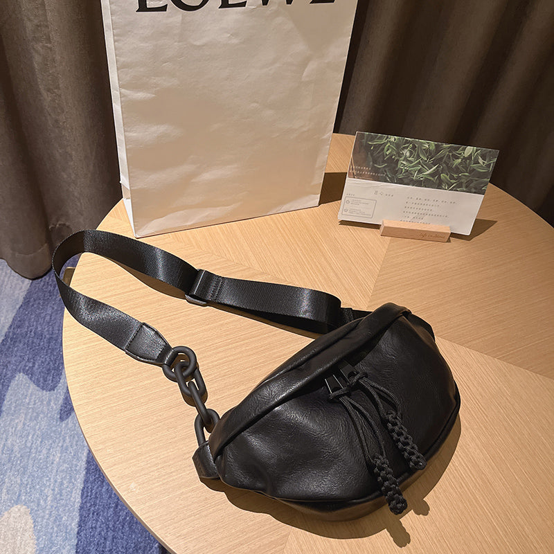 Sac à bandoulière type banane en cuir noir simple pour femme