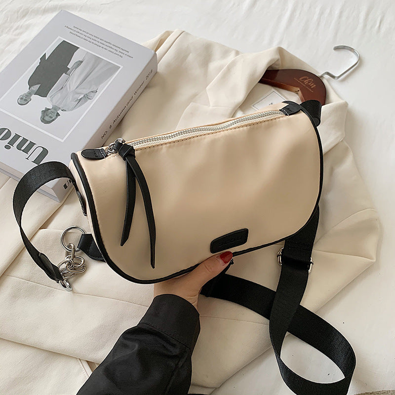 Petit sac messager blanc léger au style sportif à bandoulière pour femmes