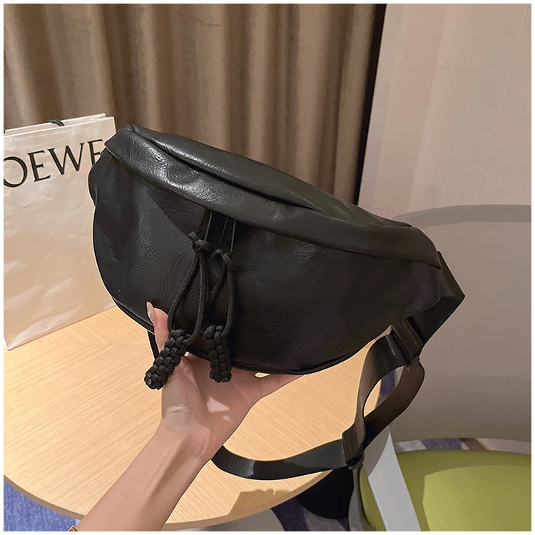 Sac à bandoulière type banane en cuir noir simple pour femme