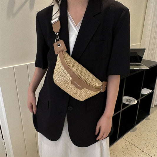 Sac de poitrine type banane en paille tressée pour femme