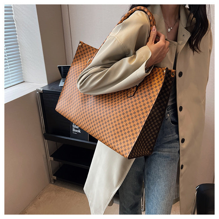 Sac fourre tout bandoulière tendance motif damier pour femme