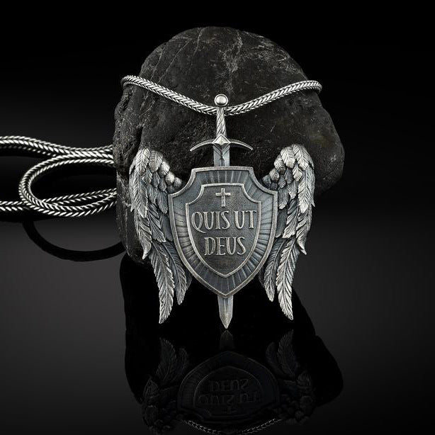 Collier pendentif aile "Quis ut Deus"