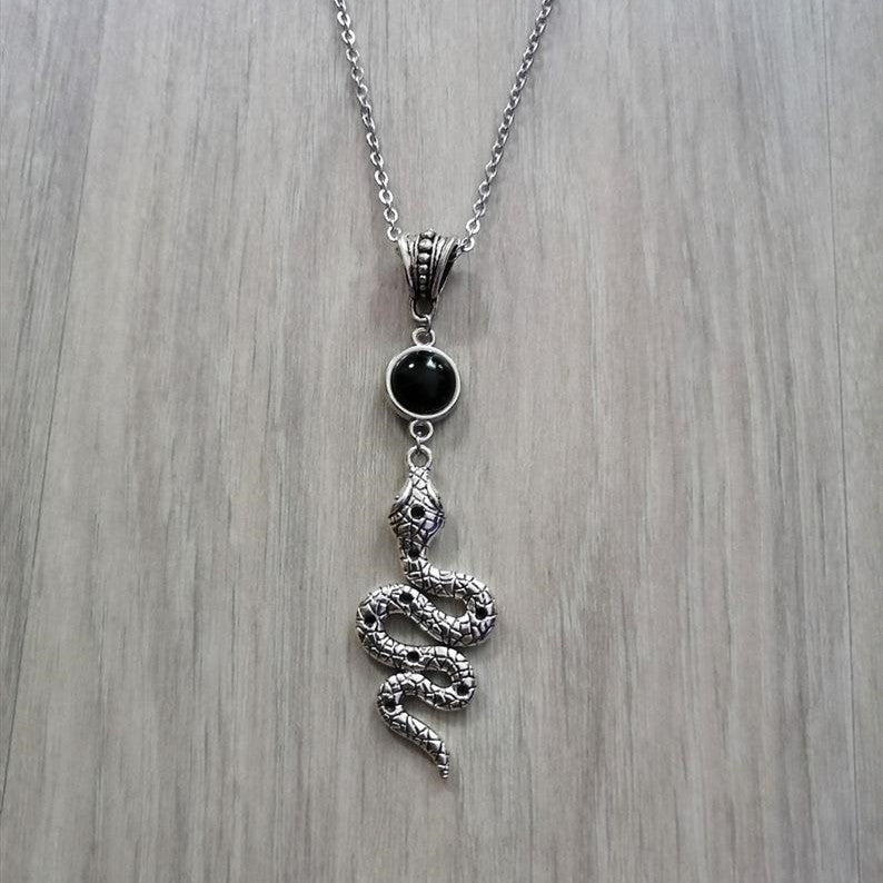 Collier pendentif en forme de serpent Nagini ou choixpeau magique