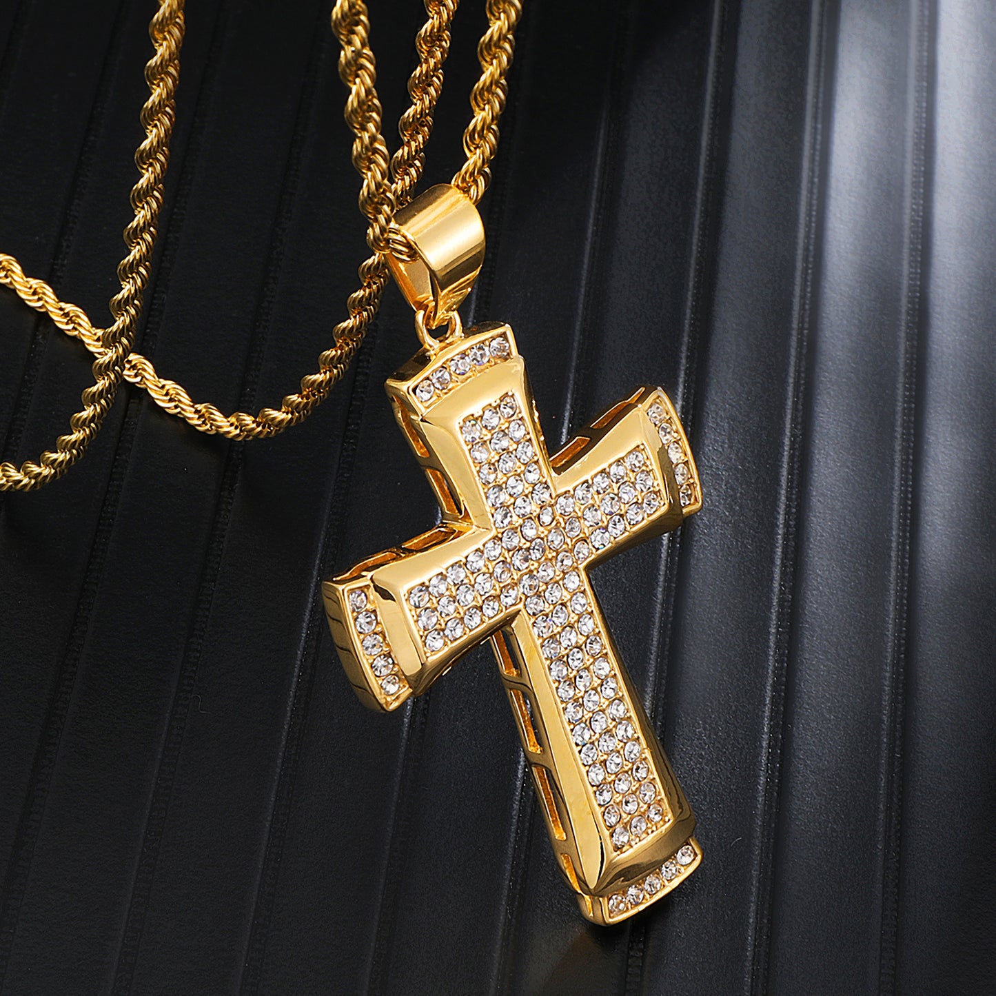 Pendentif Croix Hip-Hop sertie de brillant pour homme ou femme