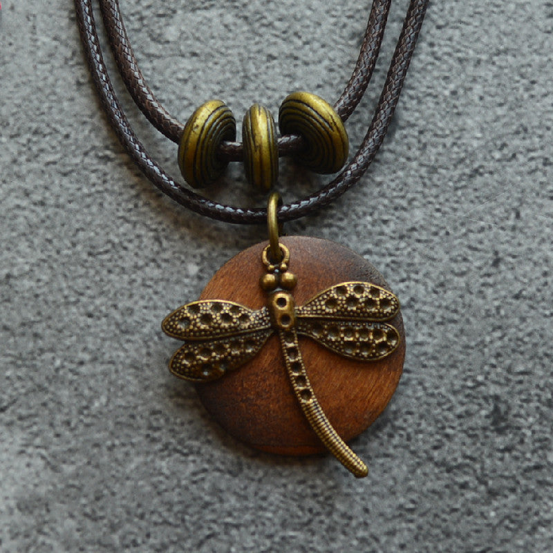 Collier en bois motif libellule