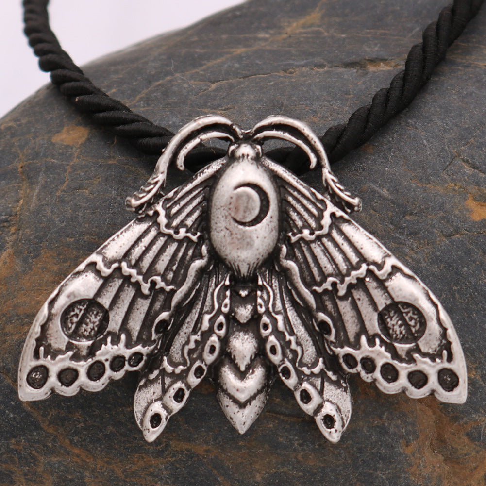 Collier tête de mort papillon de nuit