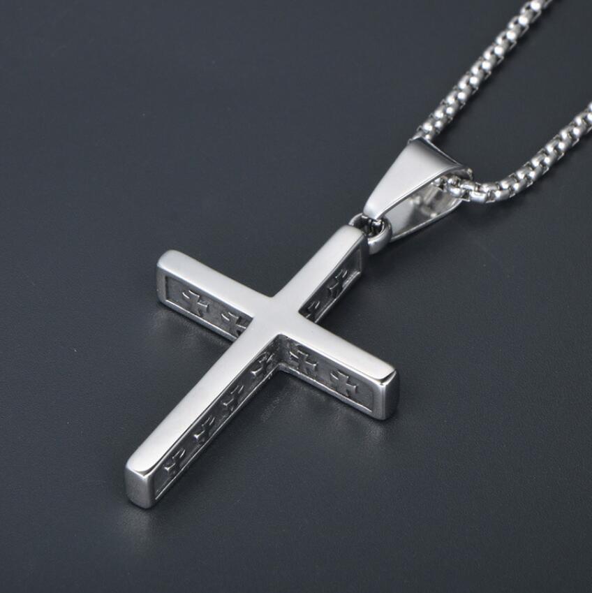 collier pendentif croix métallique argentée