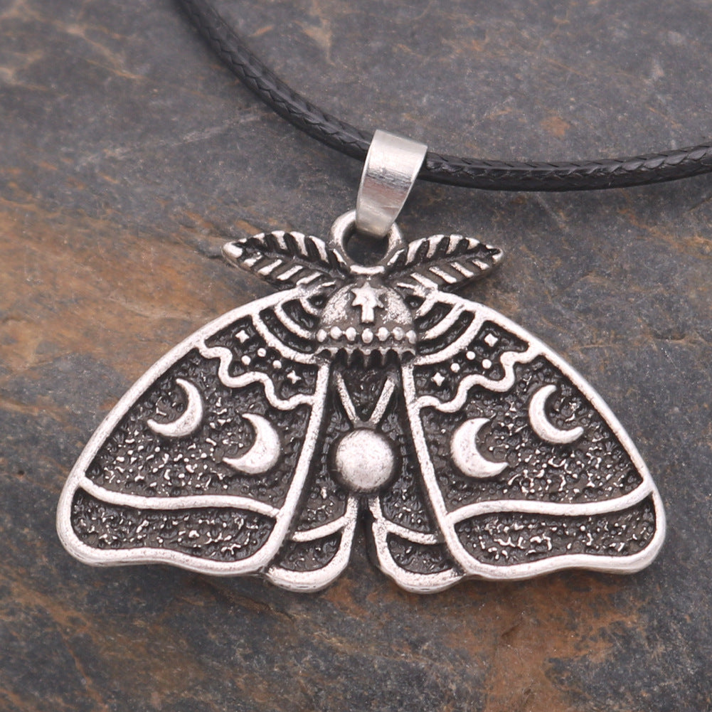 Collier tête de mort papillon de nuit