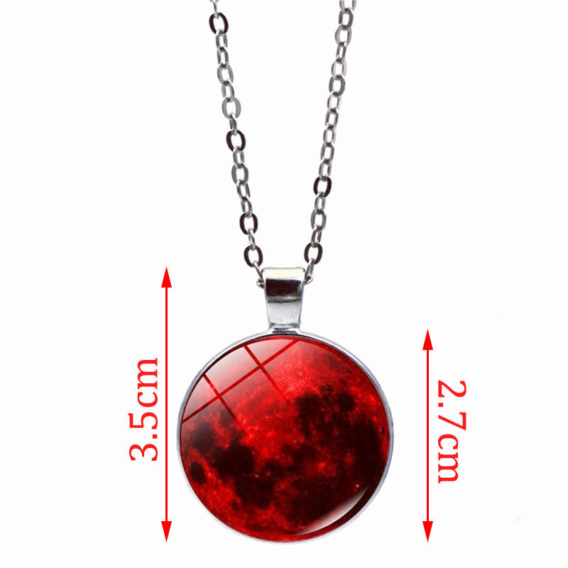 Collier au pendentif lune rouge