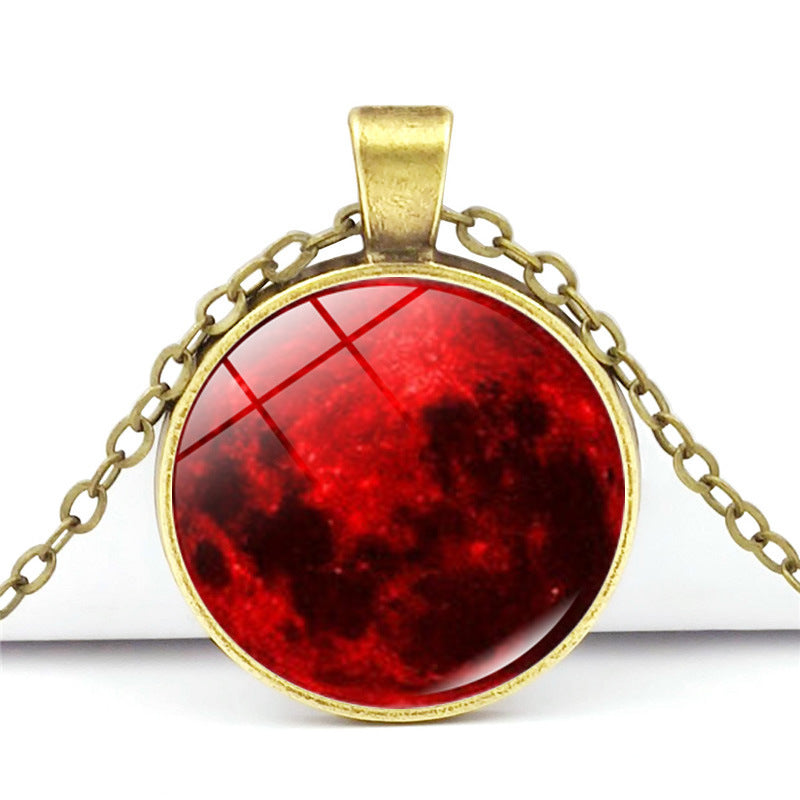 Collier au pendentif lune rouge