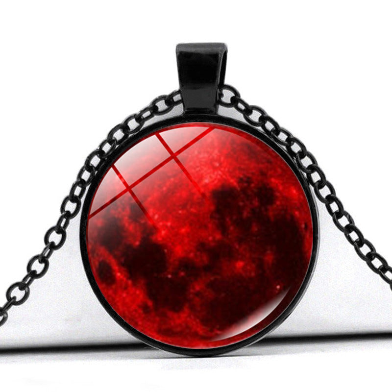 Collier au pendentif lune rouge