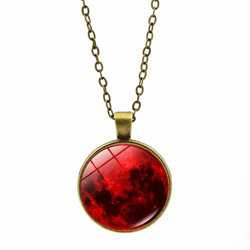 Collier au pendentif lune rouge