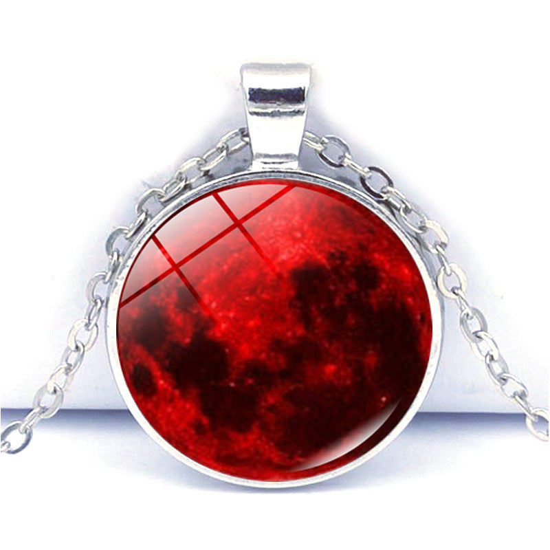 Collier au pendentif lune rouge