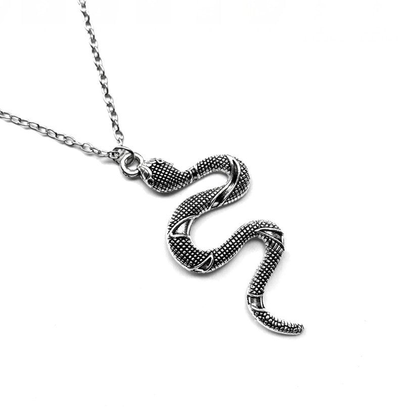 Collier avec pendentif en forme de serpent