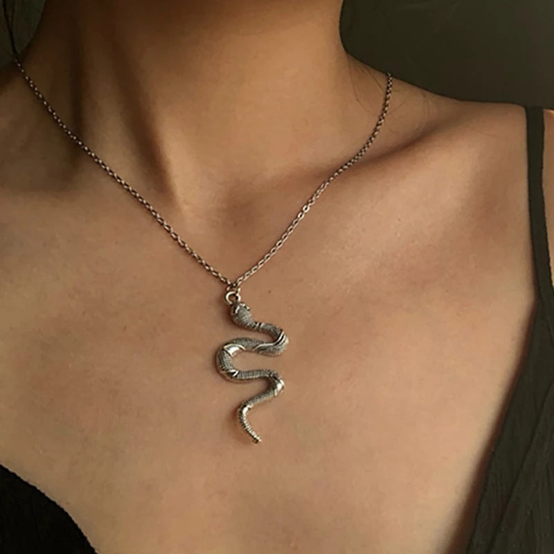 Collier avec pendentif en forme de serpent