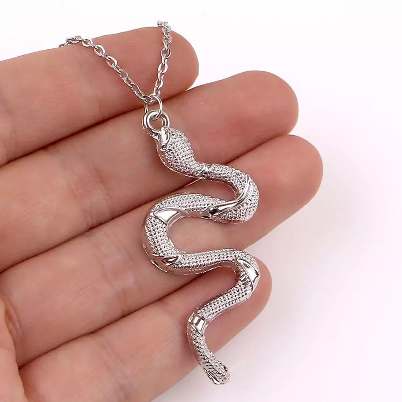 Collier avec pendentif en forme de serpent