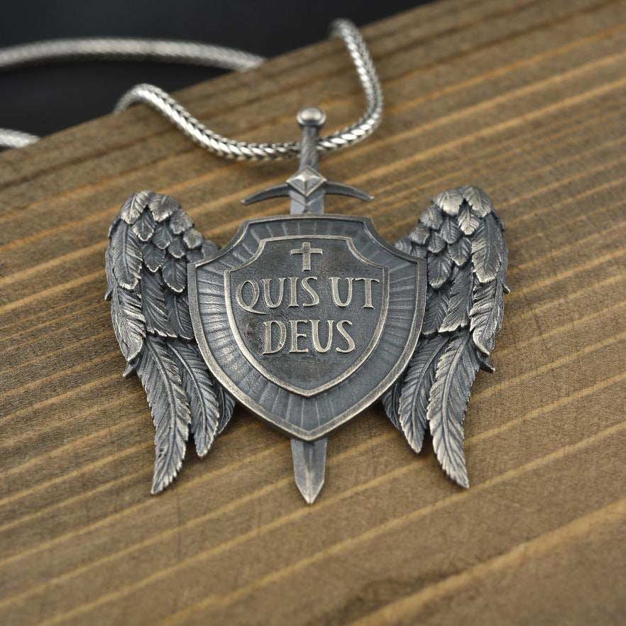 Collier pendentif aile "Quis ut Deus"