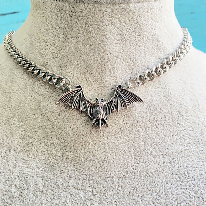 Collier pendentif chauve-souris