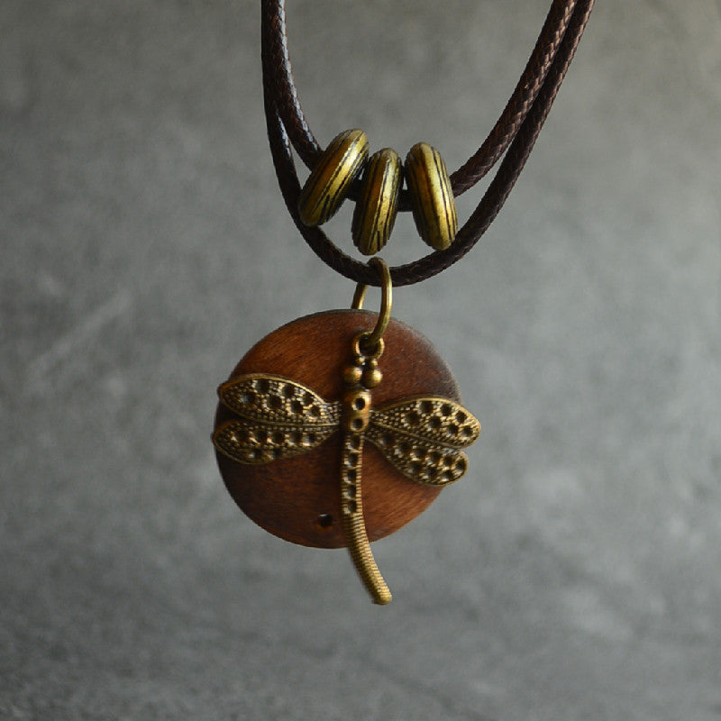 Collier en bois motif libellule