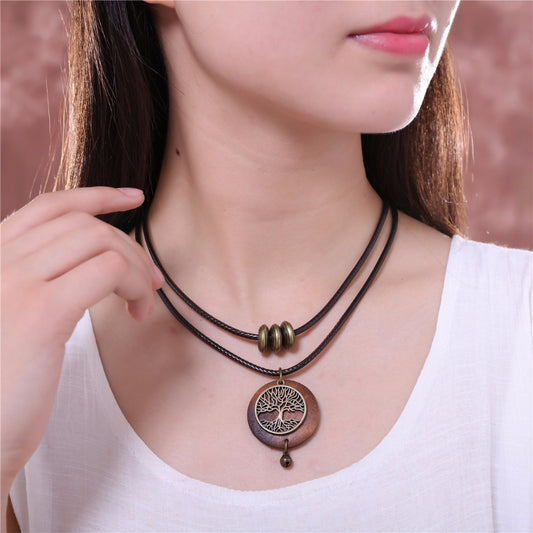 Collier en bois et métal motif arbre de vie