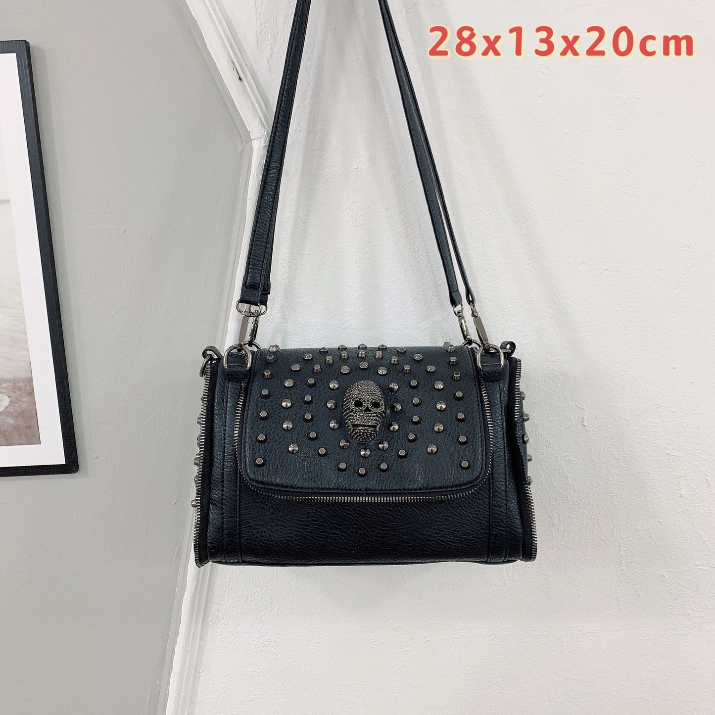 Sac à bandoulière avec rivets et tête de mort