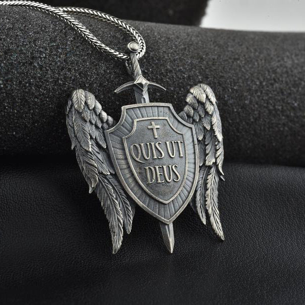 Collier pendentif aile "Quis ut Deus"