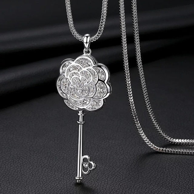 Collier long au pendentif élégant