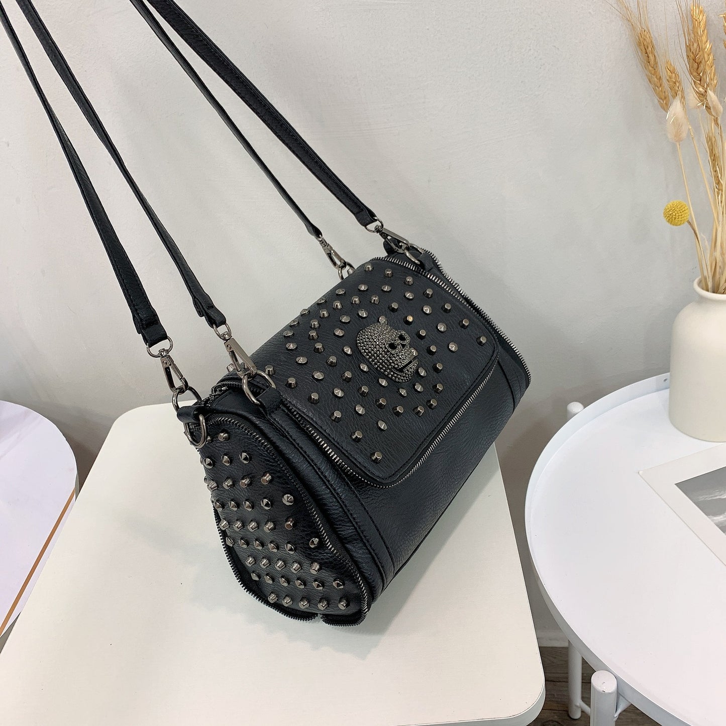 Sac à bandoulière avec rivets et tête de mort