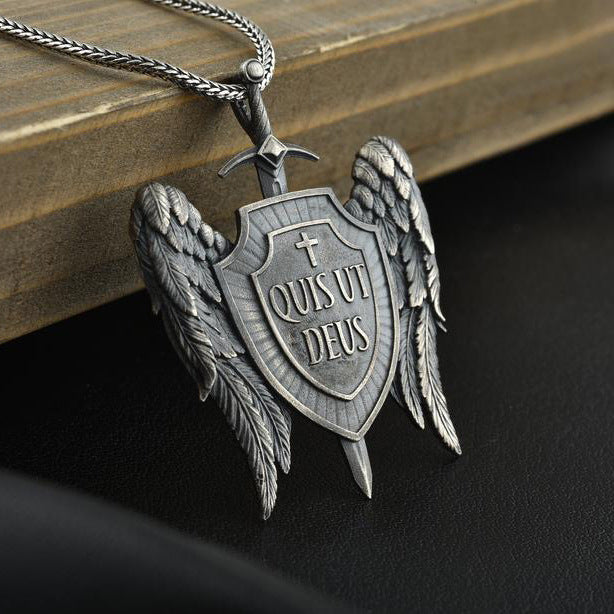 Collier pendentif aile "Quis ut Deus"