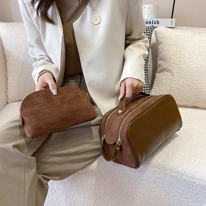 trousse de toilette et pochette brune en cuir et daim synthétique