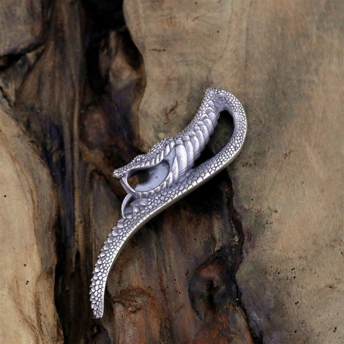 Collier vintage avec pendentif serpent et symbole infini