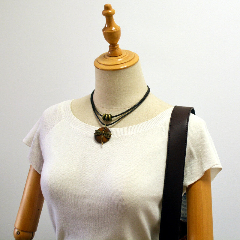 Collier en bois motif libellule