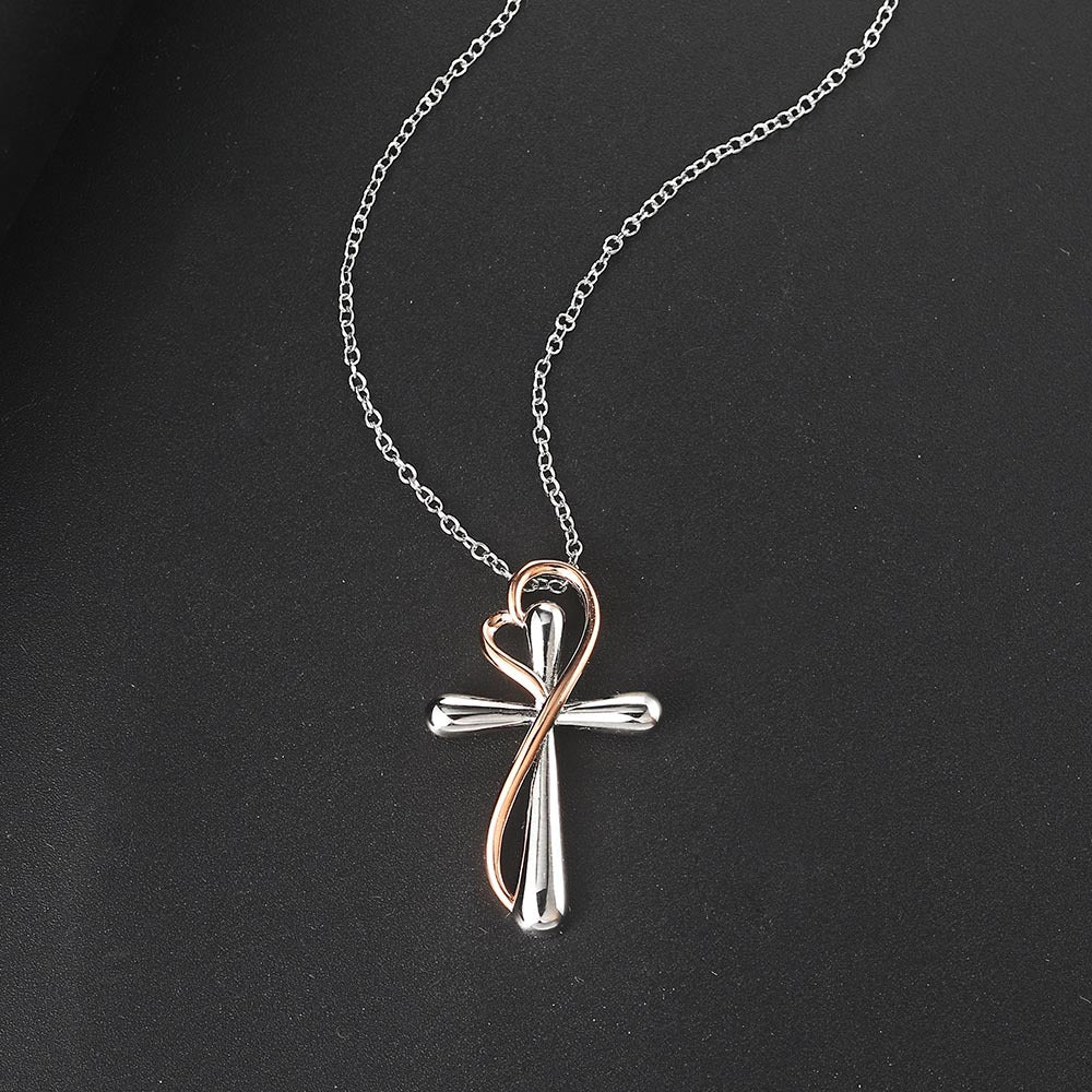 Collier croix enlacé d'un coeur