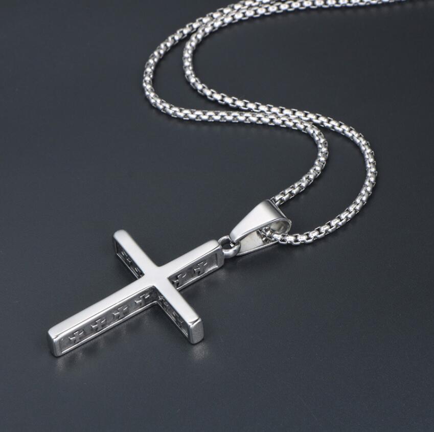 collier pendentif croix métallique argentée