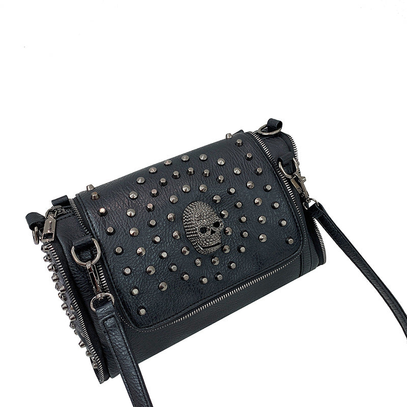 Sac à bandoulière avec rivets et tête de mort