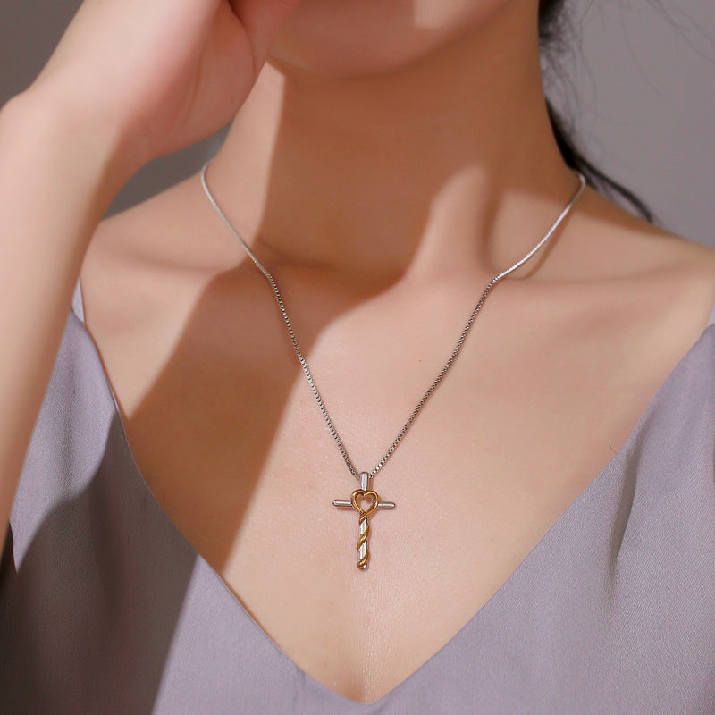 Collier avec pendentif en croix avec coeur