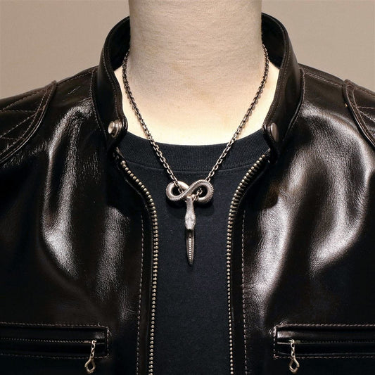 Collier vintage avec pendentif serpent et symbole infini