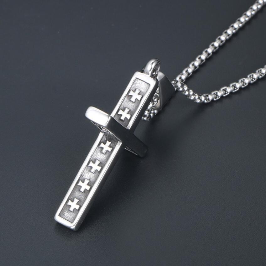 collier pendentif croix métallique argentée