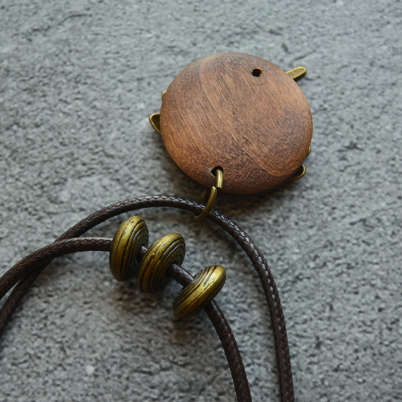 Collier en bois motif libellule