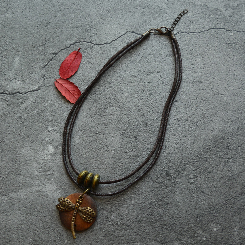 Collier en bois motif libellule