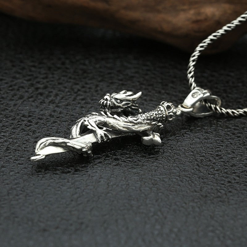 Pendentif dragon et son épée sacrée