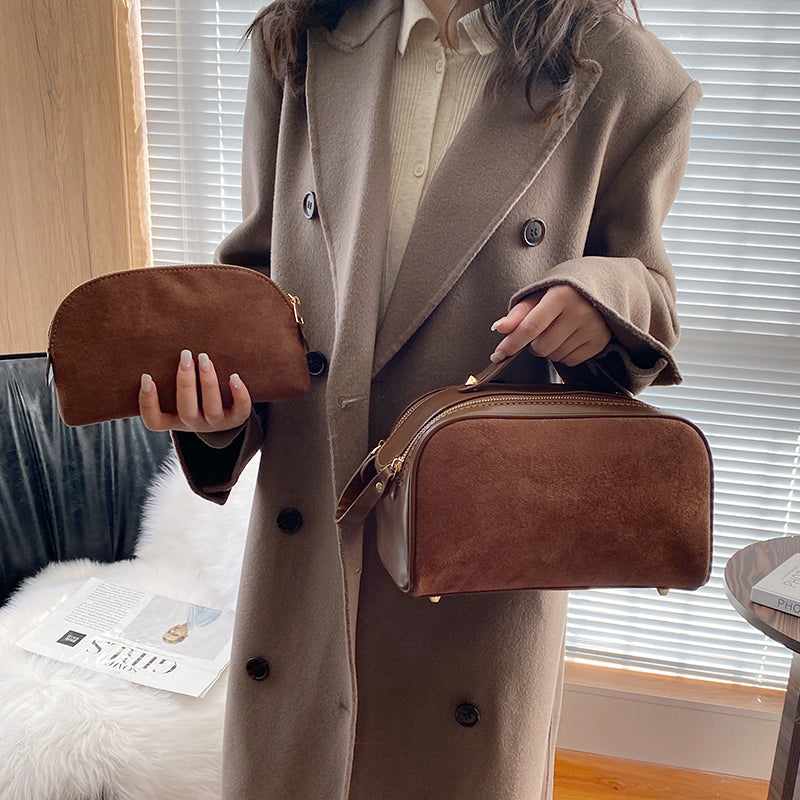 trousse de toilette et pochette brune en cuir et daim synthétique