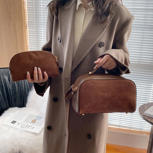 trousse de toilette et pochette brune en cuir et daim synthétique