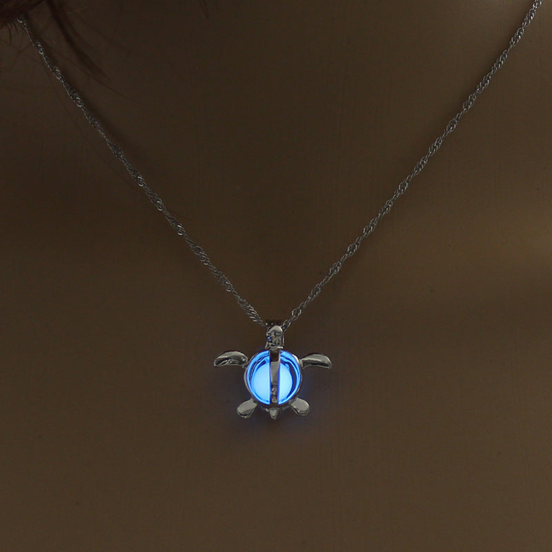 Collier phosphorescent à croissant de lune ou tortue