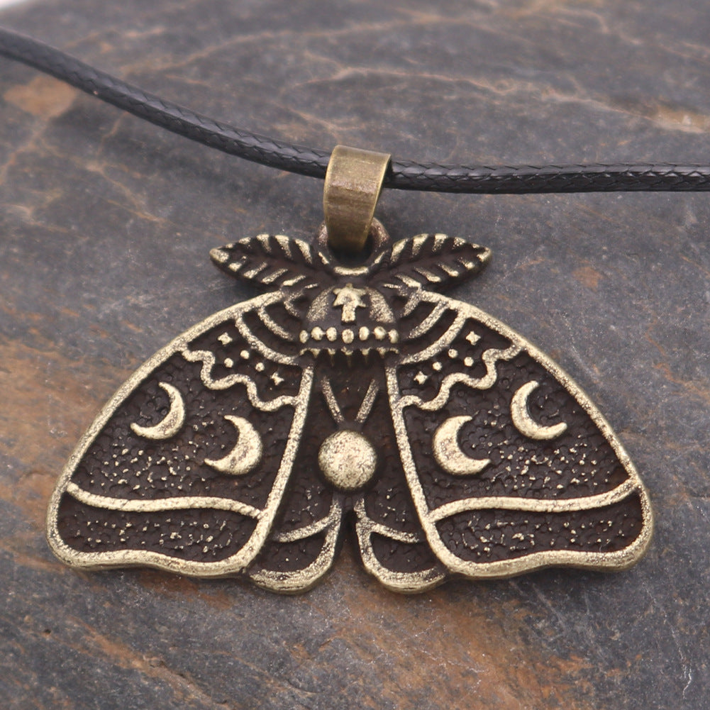 Collier tête de mort papillon de nuit